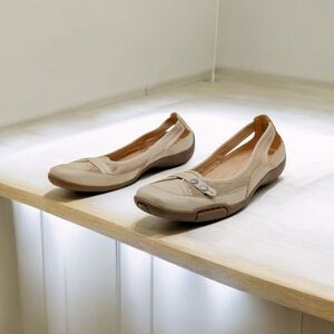 Auditions sz 10 Beige Leather Women's Flats